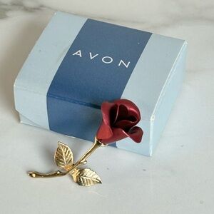 Vintage Avon 2002 Red Rose Brooch Gold Tone Stem Figural 2” NIB Gift
